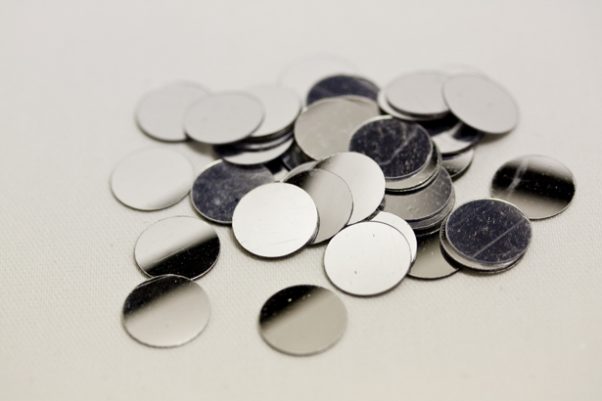 Photo du produit Confettis de table ronds argent 1,2 cm