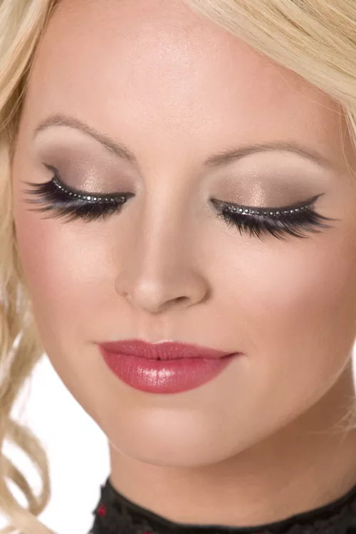 Photo du produit Faux cils longs noirs avec base petits cristaux argentés adulte