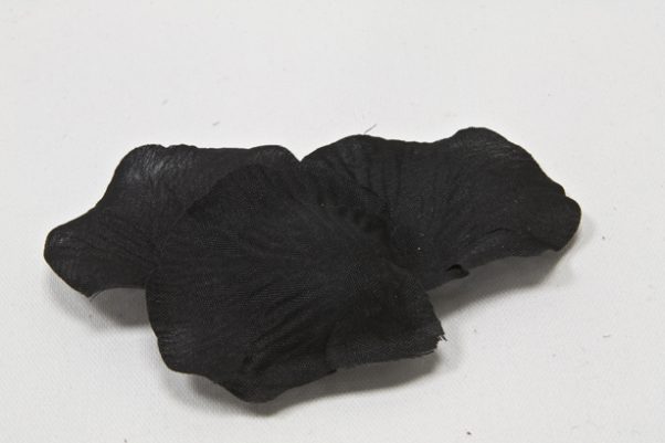 Photo du produit 100 Pétales de rose en tissu noir 5 cm