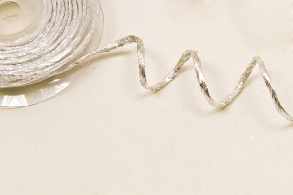 Photo du produit Ruban en raphia métallisé avec fil métallique argent