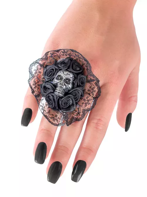 Photo du produit Bague tête de mort blanche et dentelle noire