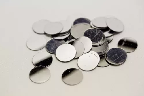Photo du produit Confettis de table ronds argent 1,2 cm