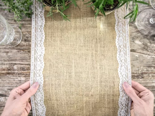 Photo du produit Chemin de table en jute bordures dentelle 28 cm x 2,75 m