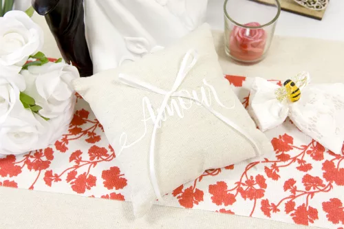 Photo du produit Coussin pour alliances en toile Amour 15 x 15 cm
