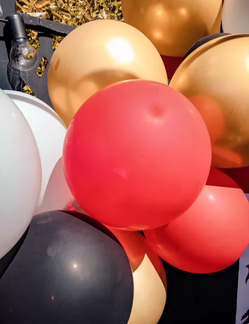 Photo du produit Kit arche de 60 ballons rouges, noirs et or