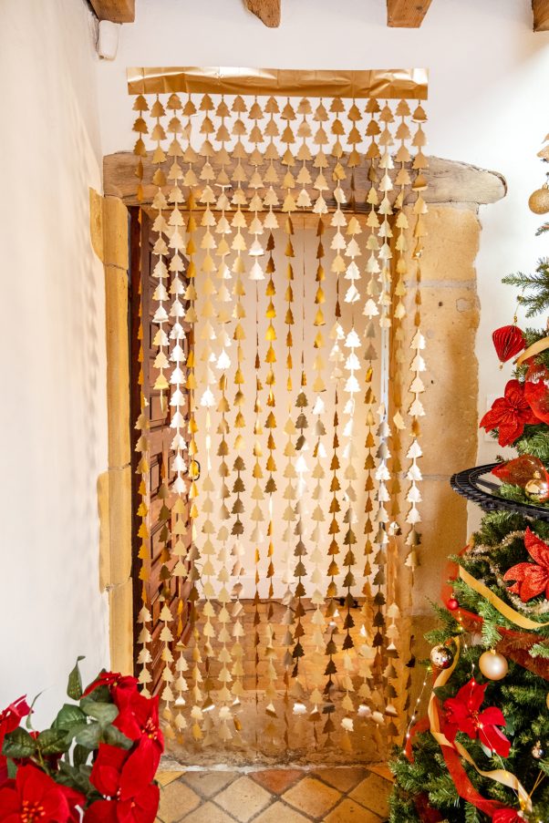 Photo du produit Rideau de fils scintillant sapins dorés 100 x 245 cm