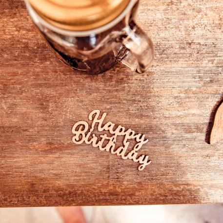 Photo du produit 4 Confettis en bois Happy Birthday 6 x 3 cm