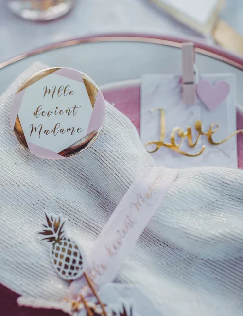 Photo du produit 8 Badges Mlle devient madame rose et doré 5 cm