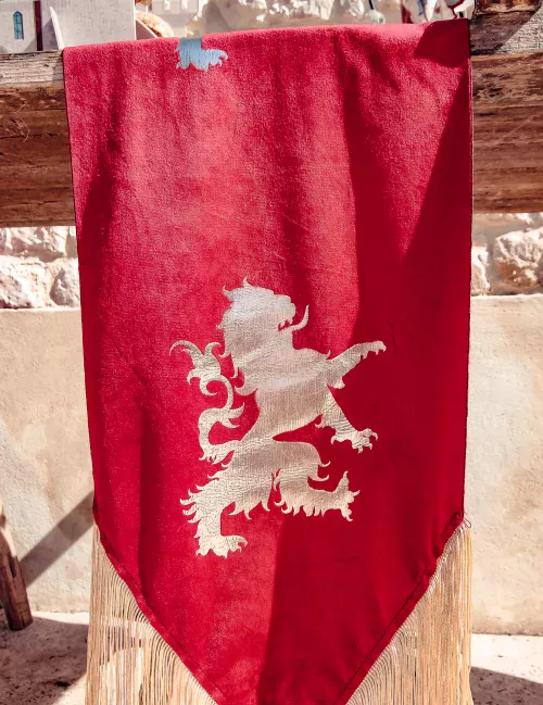 Photo du produit Chemin de table blason velours bordeaux 28 x 140 cm