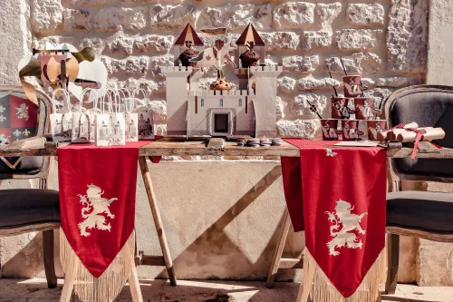 Photo du produit Chemin de table blason velours bordeaux 28 x 140 cm