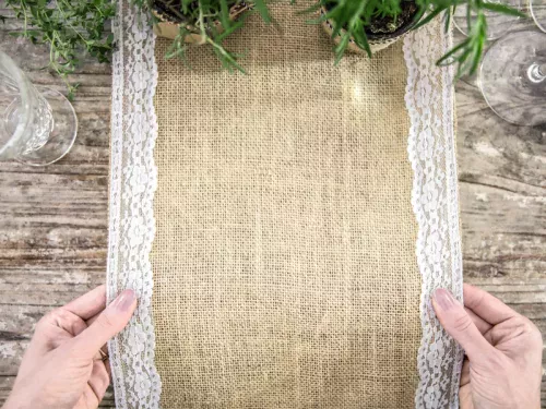 Photo du produit Chemin de table en jute bordures dentelle 28 cm x 2,75 m