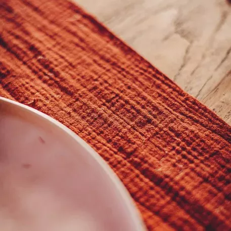 Photo du produit Chemin de table gaze de coton terracotta bordeaux 30 cm x 3 m
