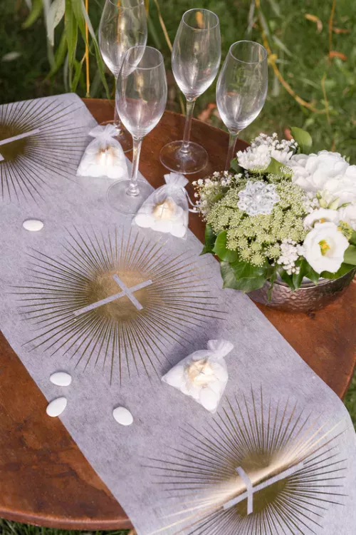Photo du produit Chemin de table intissé de cérémonie doré 5 m x 30 cm