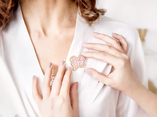 Photo du produit Pin's Bride babes rose et doré 3,5 x 3 cm