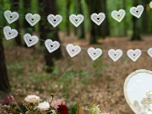 Photo du produit Guirlande en papier c?urs dentelle blanche 8 cm x 1,8 m