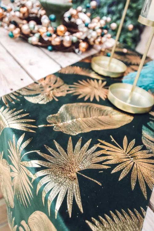 Photo du produit Chemin de table en velours vert feuilles dorées 28 cm x 3 m