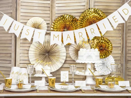 Photo du produit Guirlande en carton just married blanche et dorée 15 x 155 cm