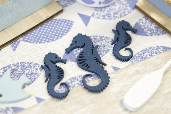 Photo du produit 10 Confettis en bois hippocampe bleus 6 et 4,5 cm