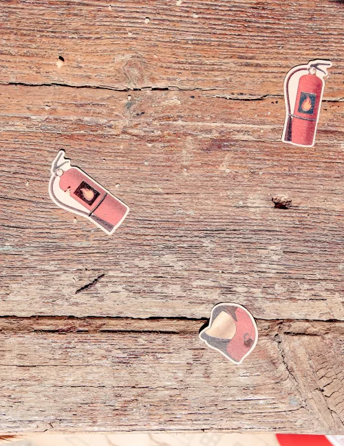 Photo du produit 100 Confettis en papier pompier rouge et or 2 à 4,5 cm