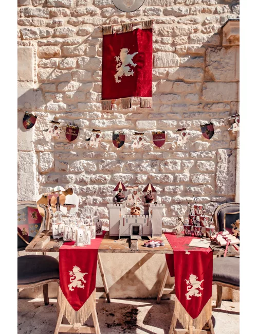 Photo du produit Décoration blason velours bordeaux et or 50 x 80 cm