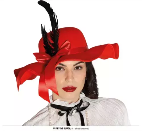 CHAPEAU ROUGE AVEC PLUMES